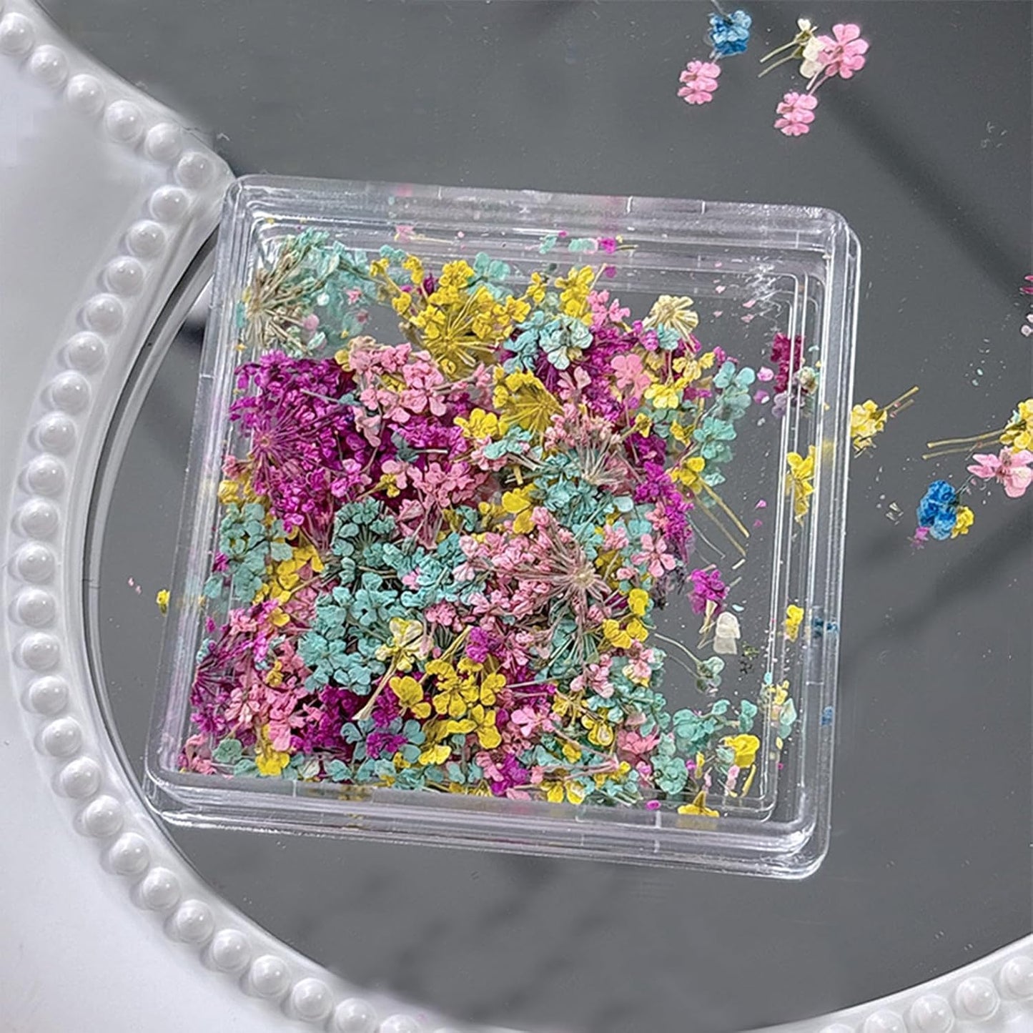 1 Box of Dried Flower Nail Stickers, Colored Dried Flower Nail Stickers, mini Real Flowers, Natural Flowers, 3D Baby's Breath Floral Art, Ladies and Girls DIY Nail Art Decoration